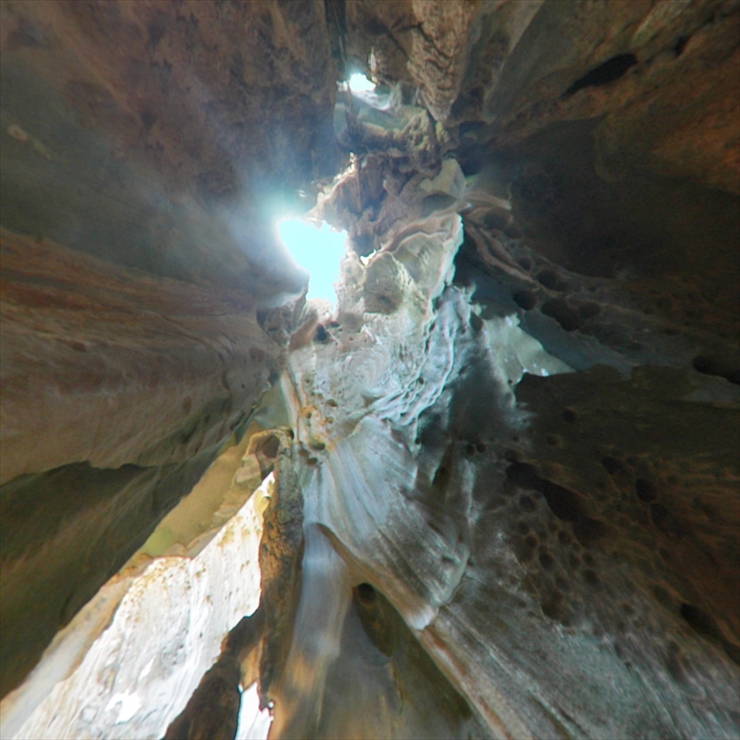 洞窟めぐり (CAVES)