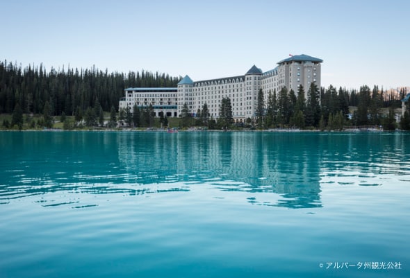 レイク・ルイーズの湖畔という完璧なロケーションに建つ「フェアモント シャトー レイク ルイーズ」