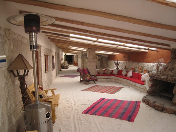 塩のブロックを積みかさねて造られたホテル「ルナ サラダ」