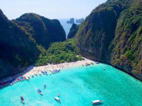 美しい海と断崖が点在するプーケット