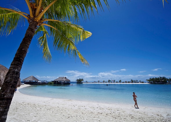 エメラルドグリーンに輝くプライベートビーチ