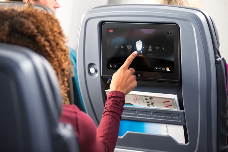 ゆとりのあるシートピッチでも見やすい大きな11インチのパーソナルモニター