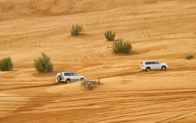 砂漠でのドライブイメージ