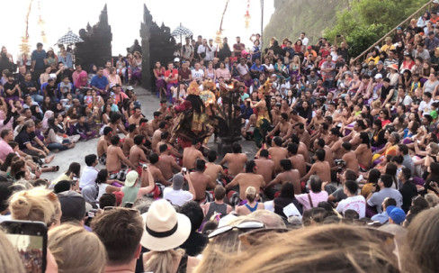 ウルワツ寺院で伝統舞踊のケチャダンス