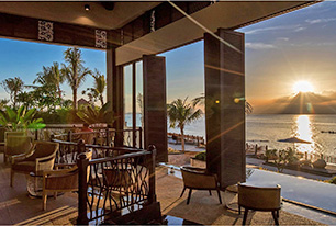 エントランスのバーから見えるサンセット