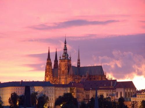 プラハ：夕暮れのプラハ城