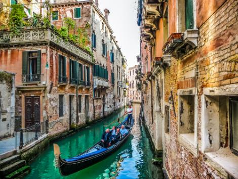 ベネチア：運河とゴンドラ