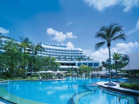 セントーサ島：シャングリラ ラサ セントーサ リゾート ＆ スパ 外観とプール