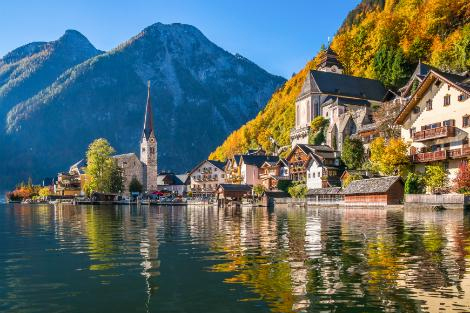 ハルシュタット：湖畔の風景