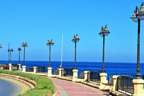 マルタ（セントジュリアン地区）：セントジュリアンビーチ沿いの道