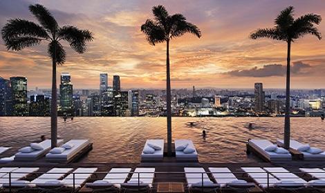 シンガポール：マリーナベイサンズ Infinity Pool at Sands SkyPark Sunset／提供：Marina Bay Sands