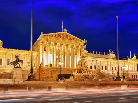 ウィーン：ライトアップされた国会議事堂