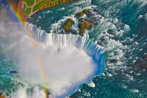 虹がかかるナイアガラの滝