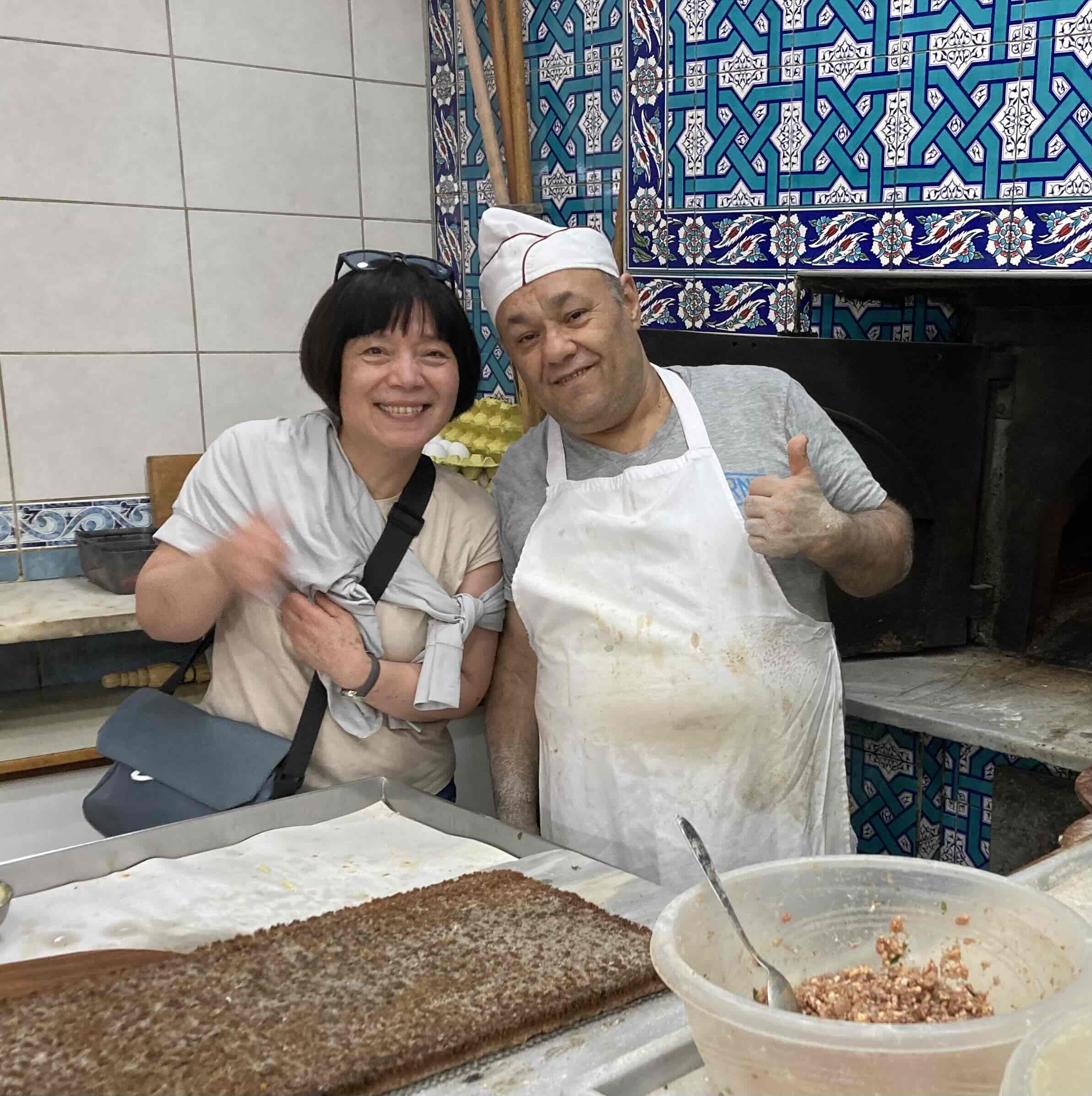 ピデ(トルコ風ピザ)屋のマスターに呼ばれ、釜の前