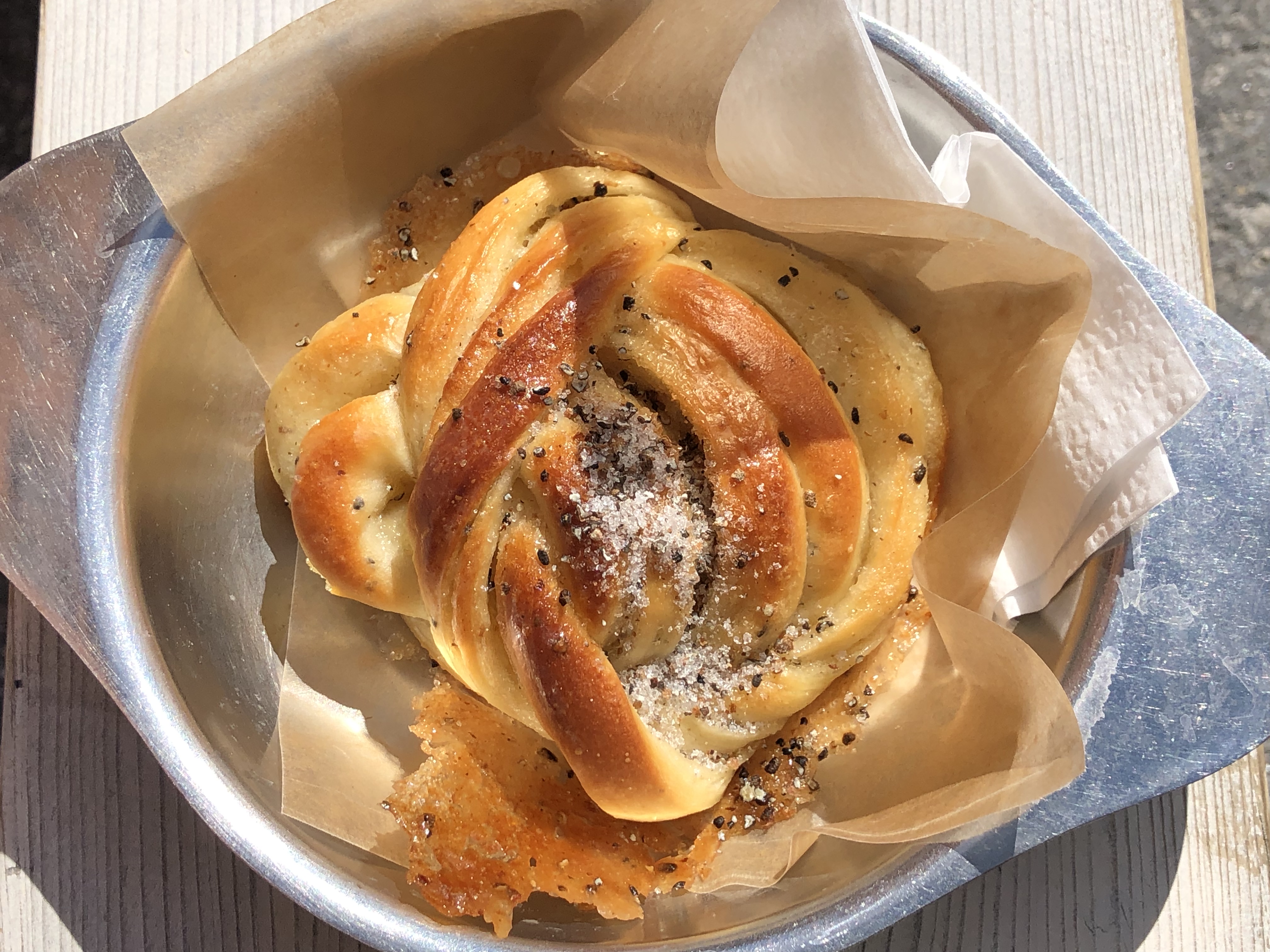 荷物を置いて、1番行きたかったベーカリー(Lillebrors bageri)へ。カルダモンロールがすごく美味しかったです。