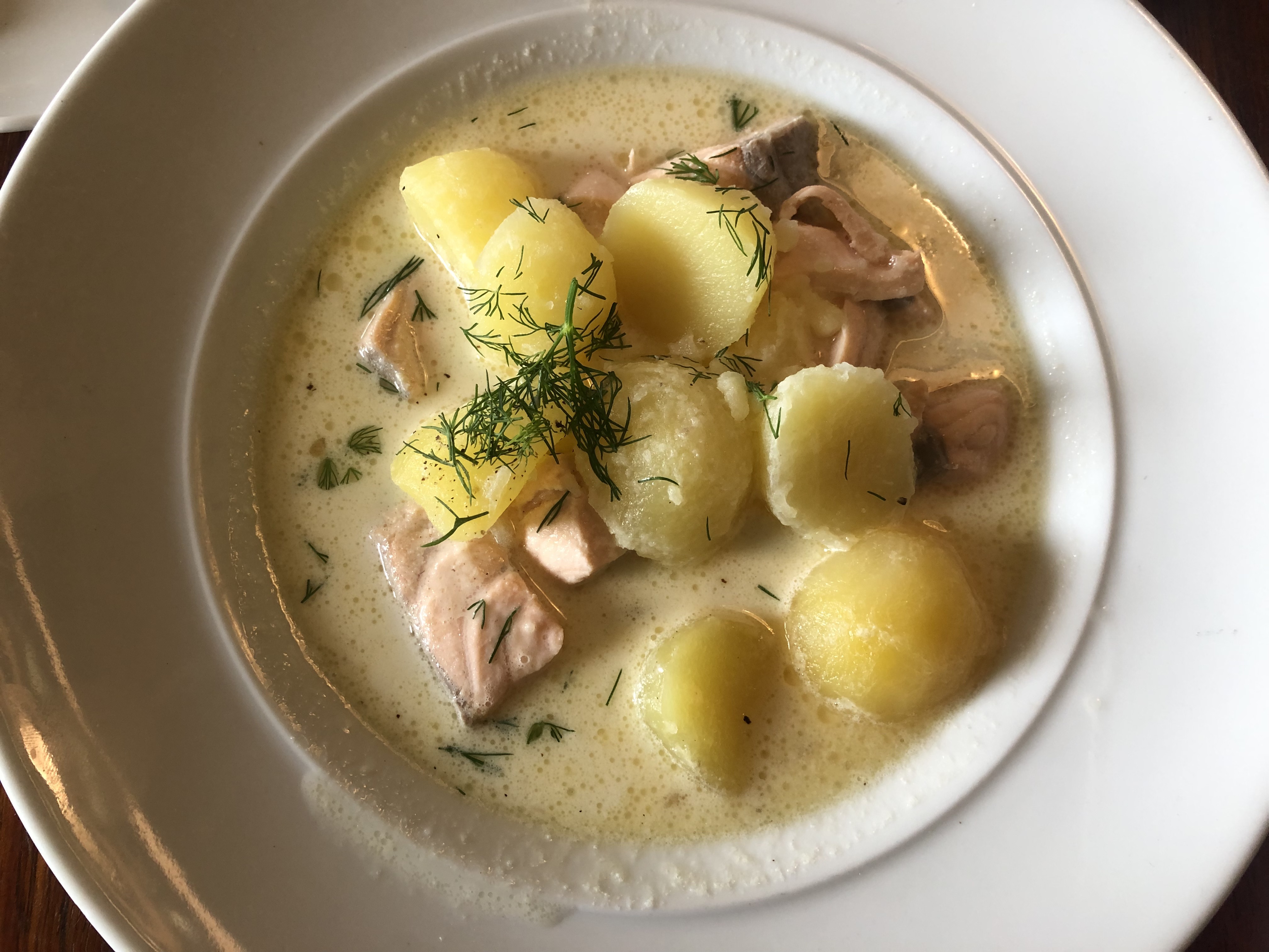 8.フィンランド2日目お昼にヘルシンキ大聖堂の前にあるカフェ(Café Engel)でサーモンスープを食べました。サーモンがほろほろでした！