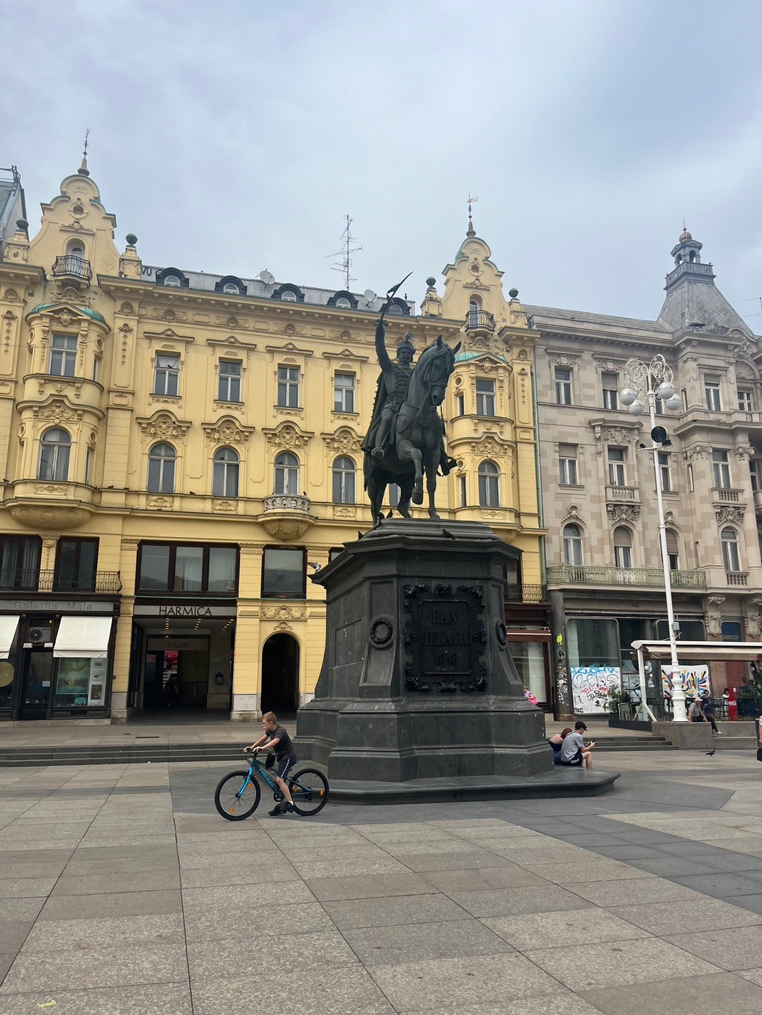 イェラチッチ広場