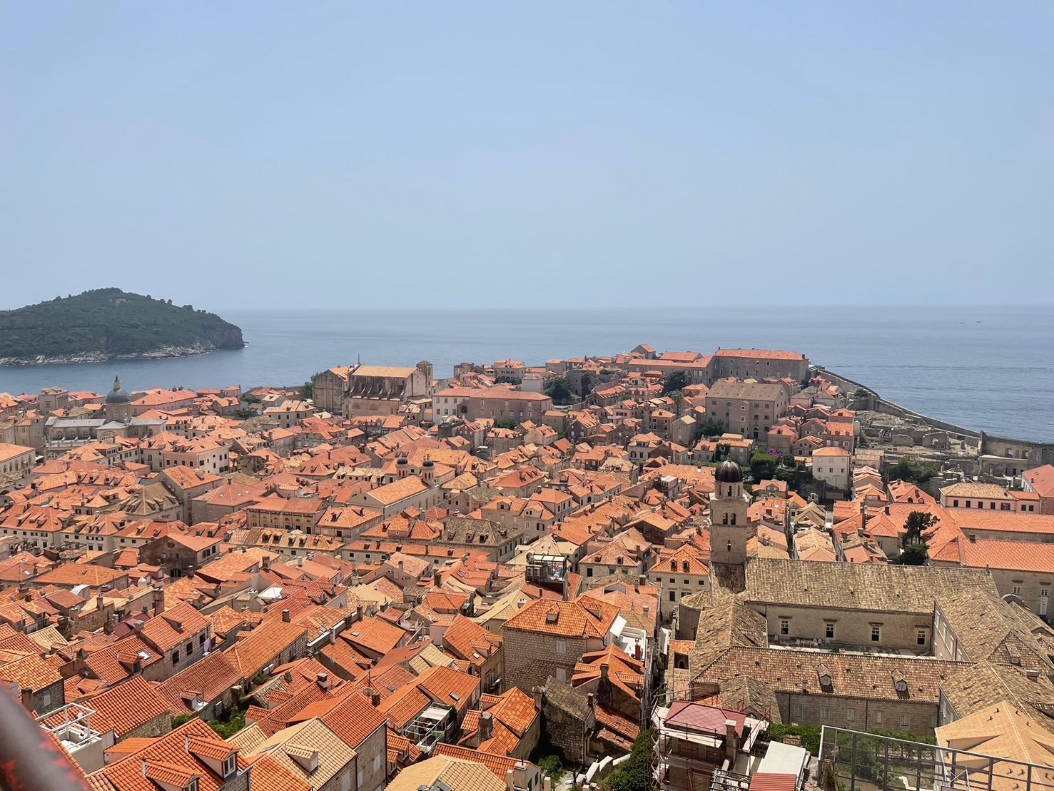 見渡す限り青とオレンジの景色