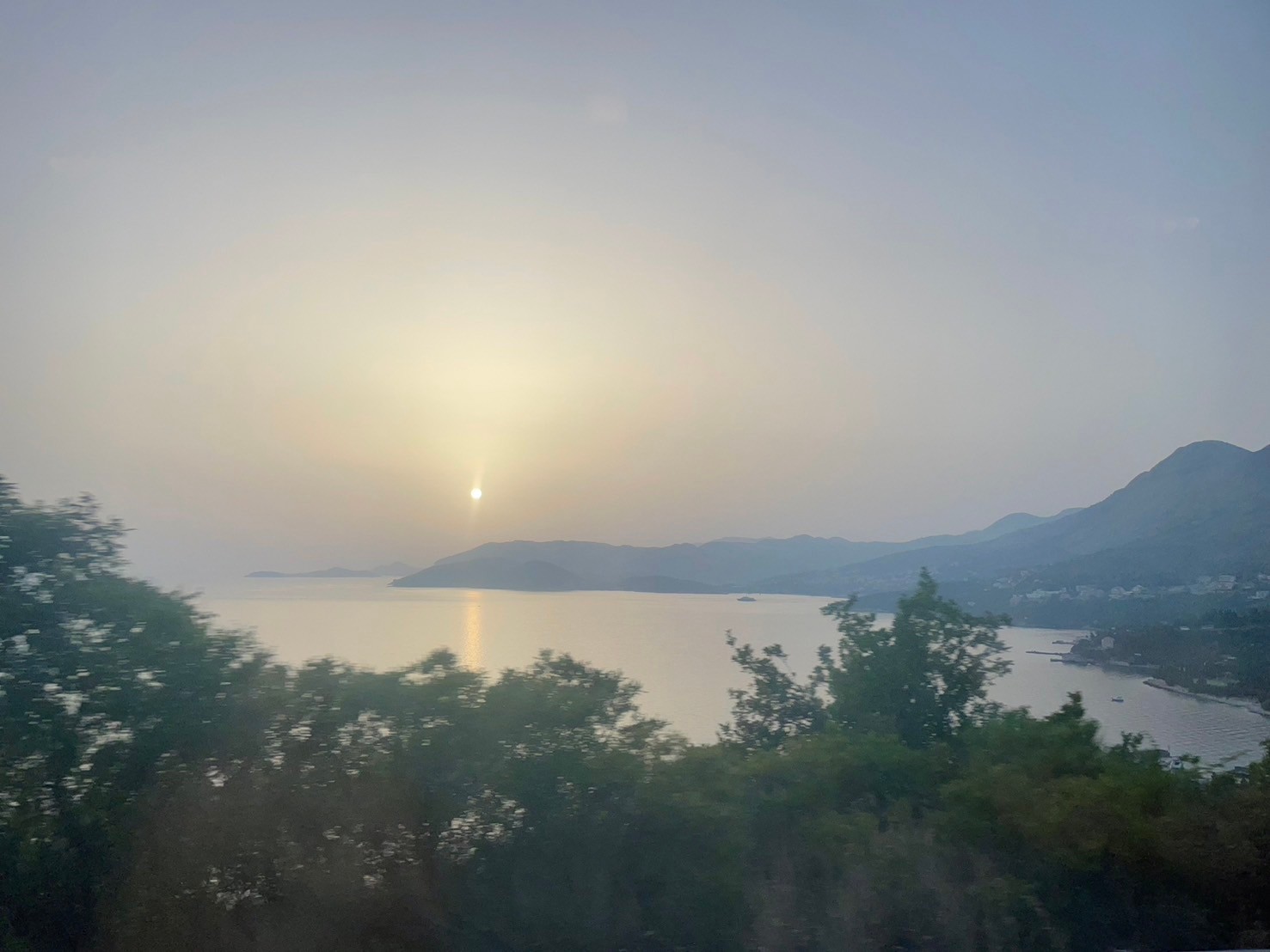 バスから見た夕暮れ時のドブロブニクの景色