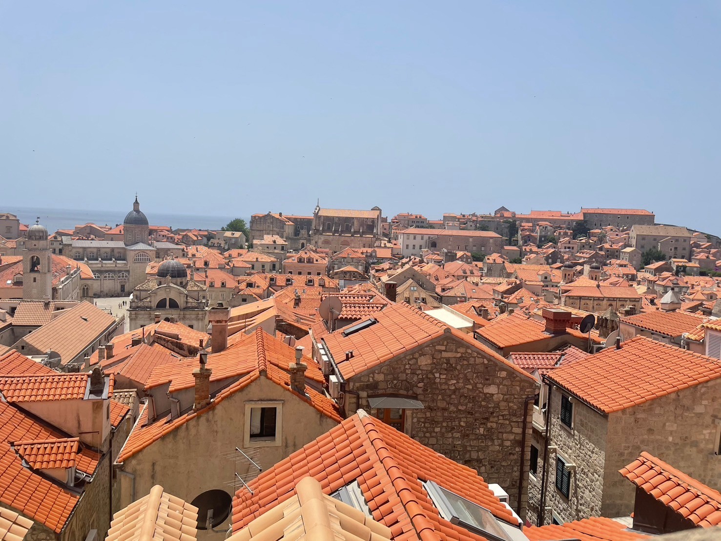 青空とオレンジ色の屋根の美しいコントラスト！