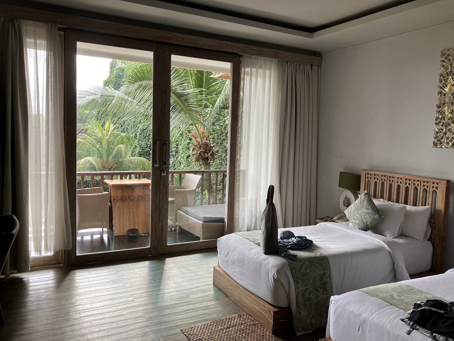 室内も、清潔で広く素敵な雰囲気。バルコニーにはデイベッドも置いてありました♩