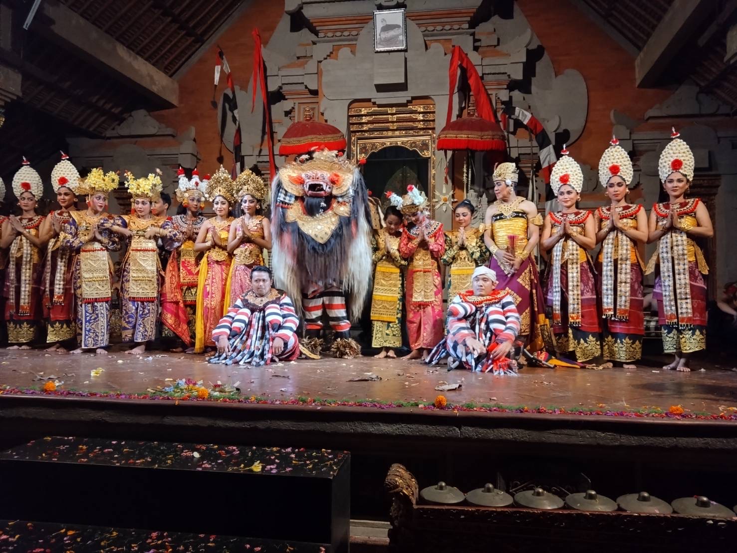 バリ舞踊「レゴン・バロン」を鑑賞