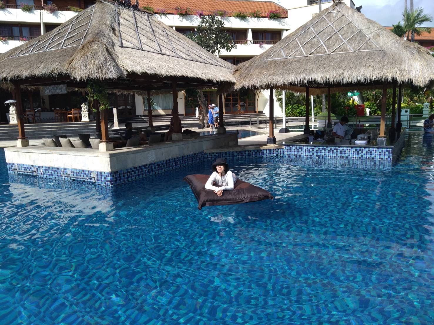 ホテルのプール