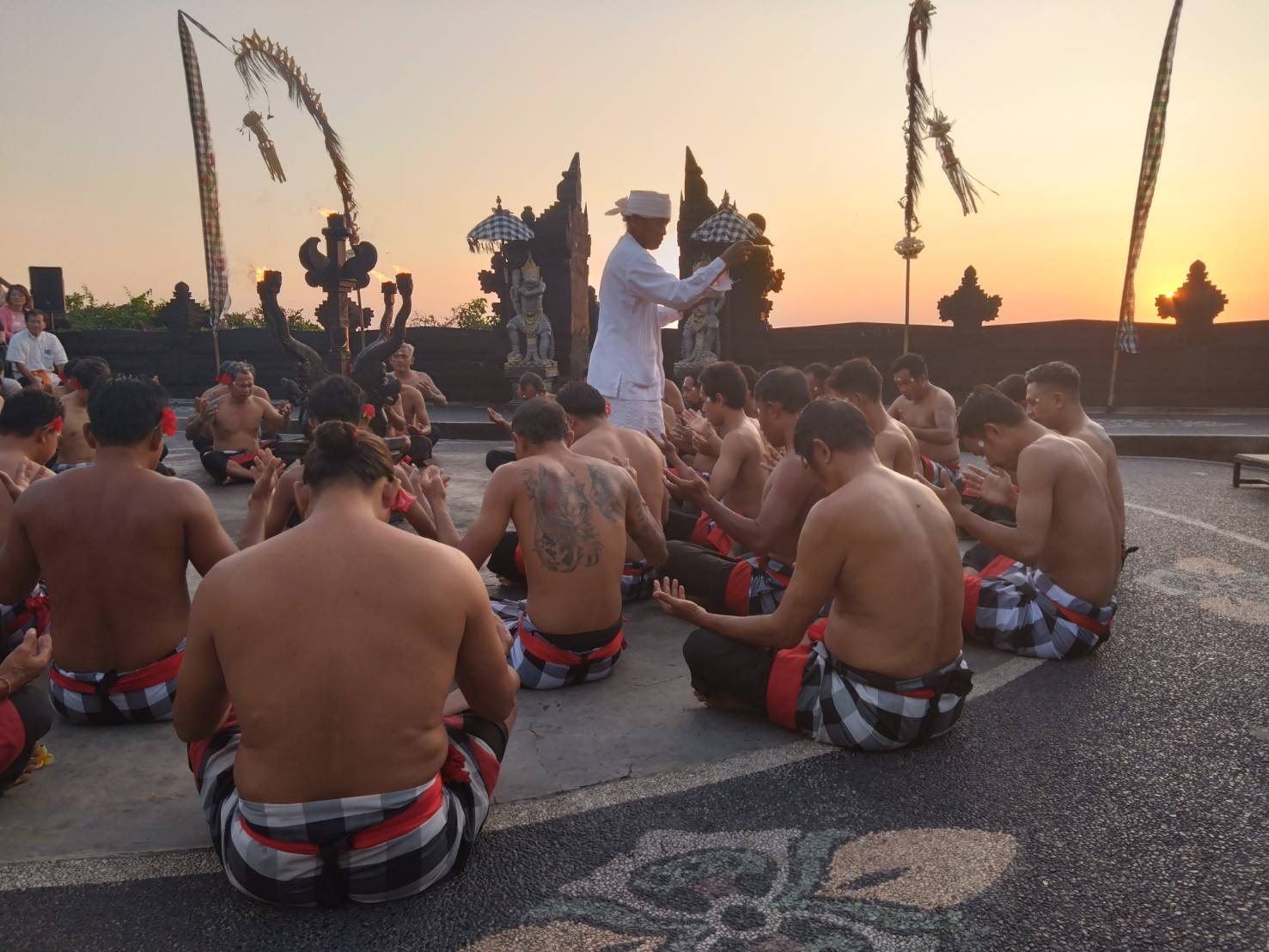 ウルワツ寺院でケチャダンスを鑑賞