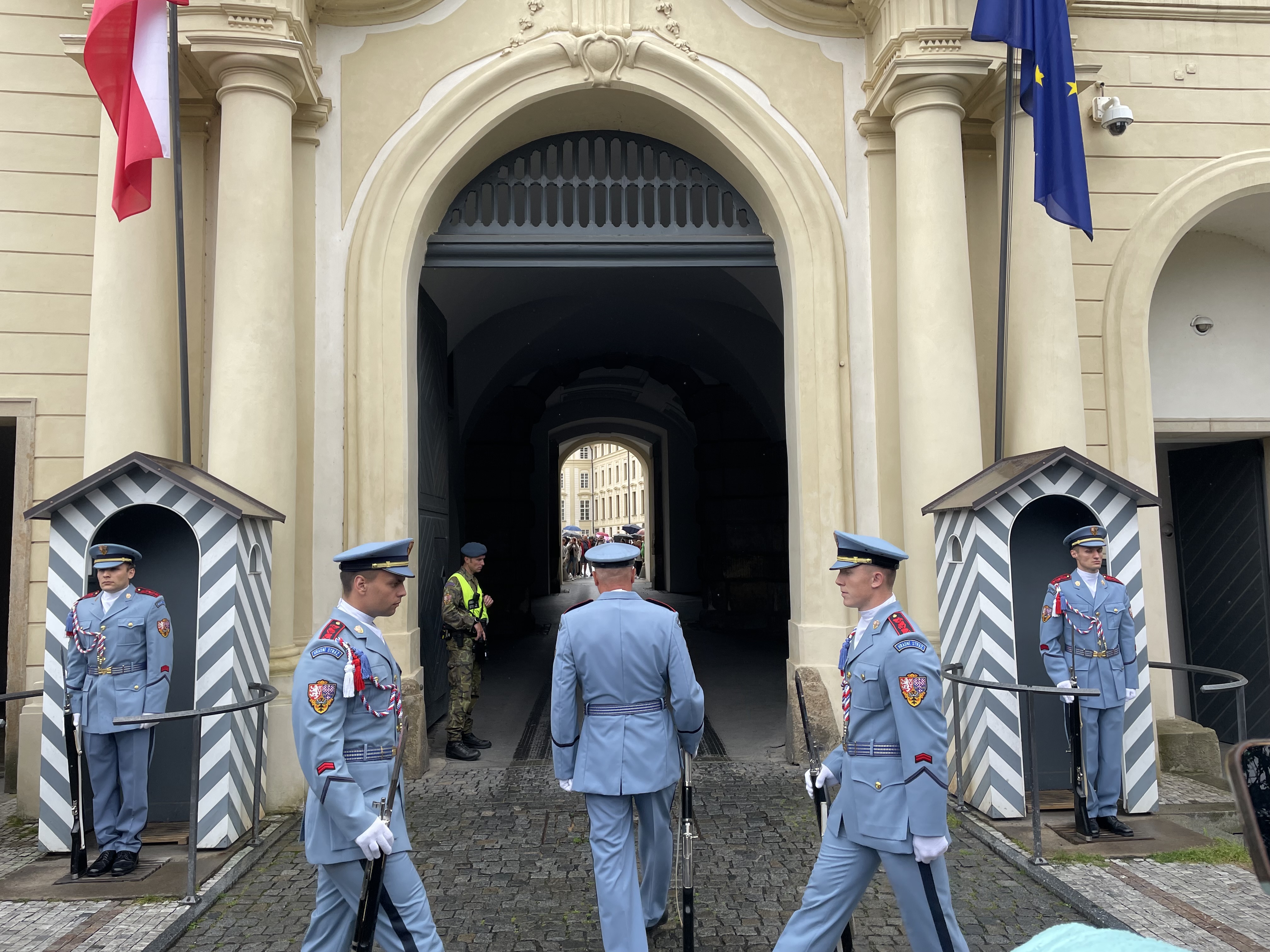 プラハ城にて衛兵交代式