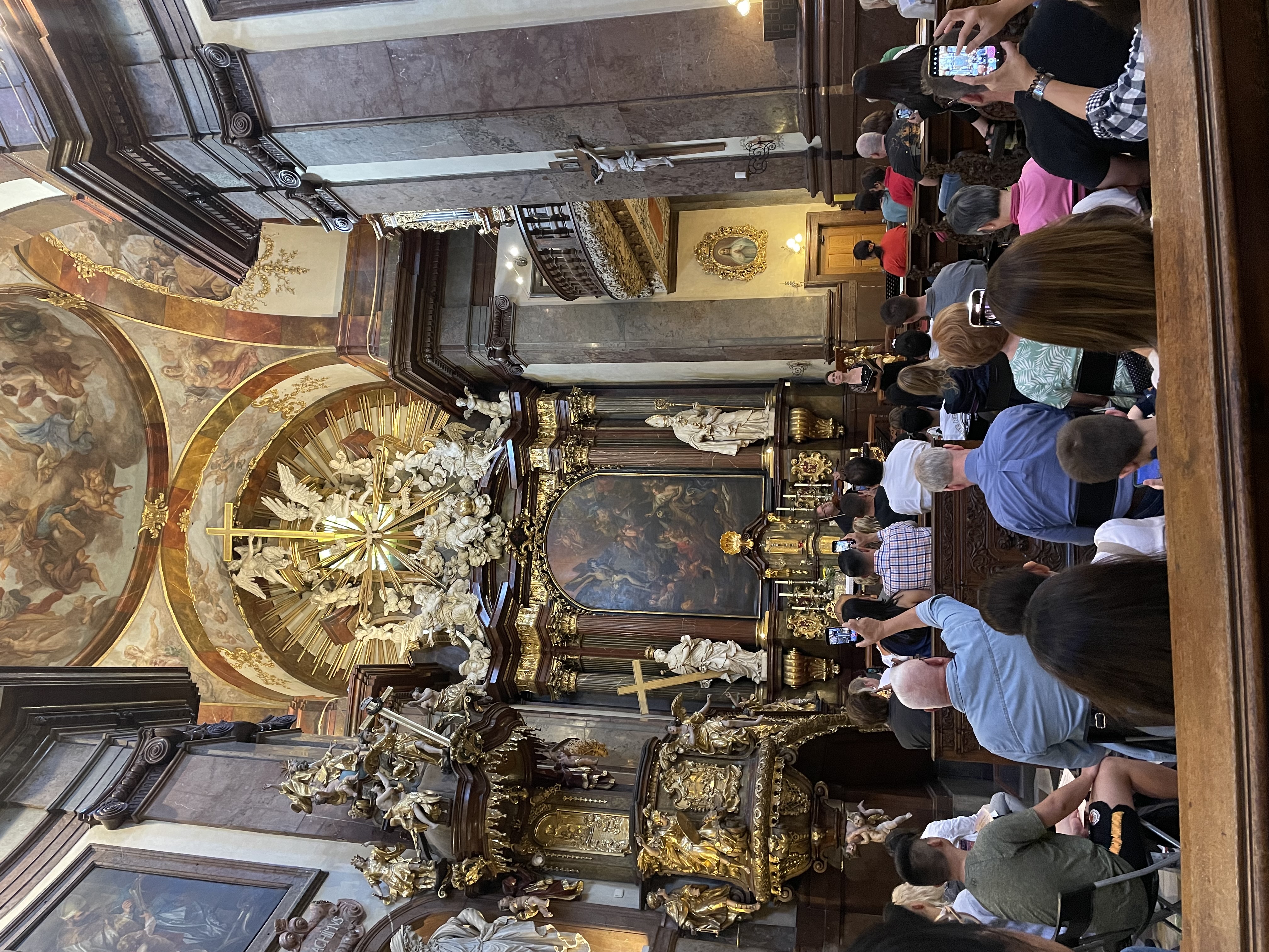 夜はセントフランシス教会でクラシックコンサートを鑑賞