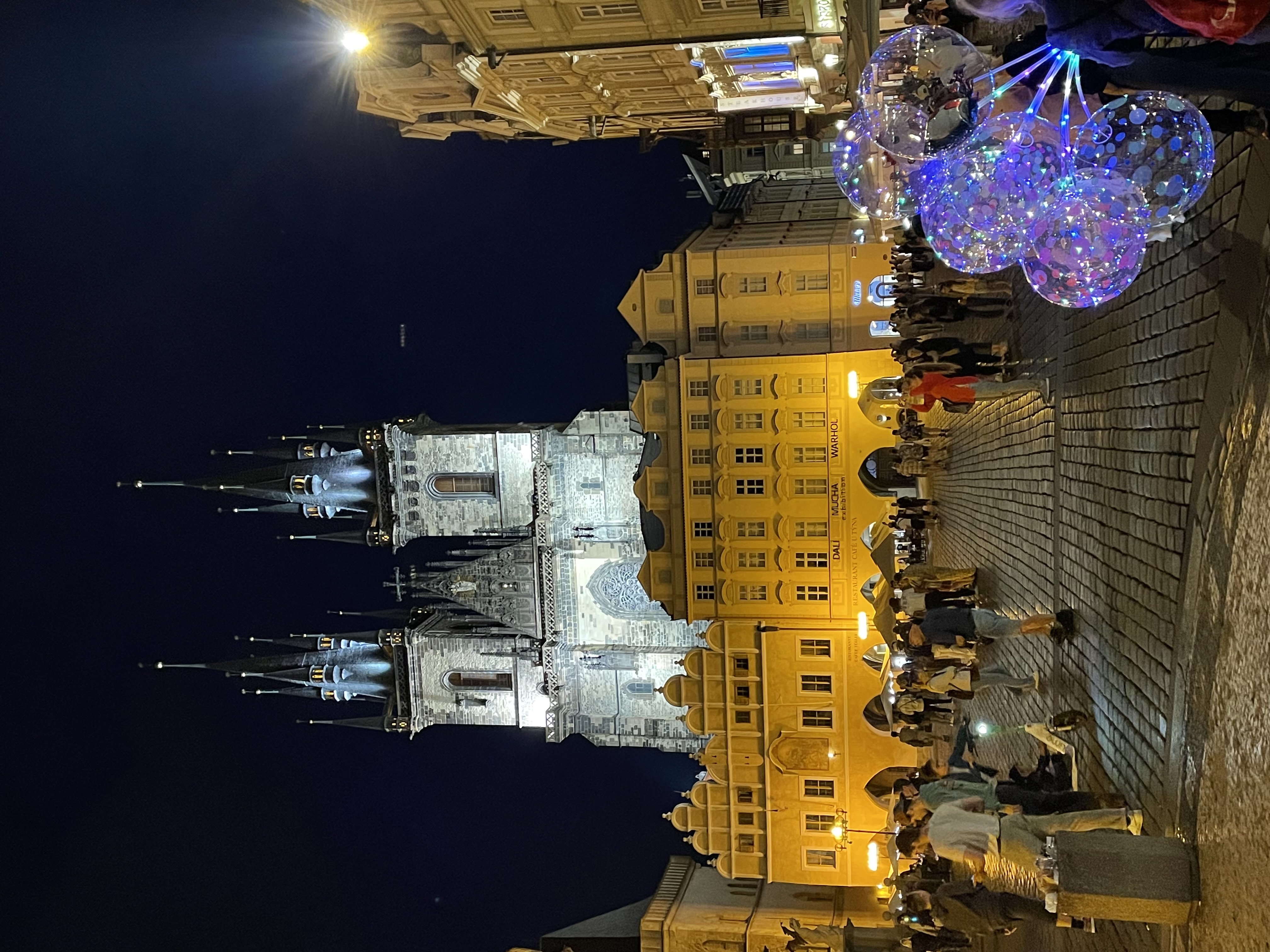 夜もライトアップされていてとても綺麗