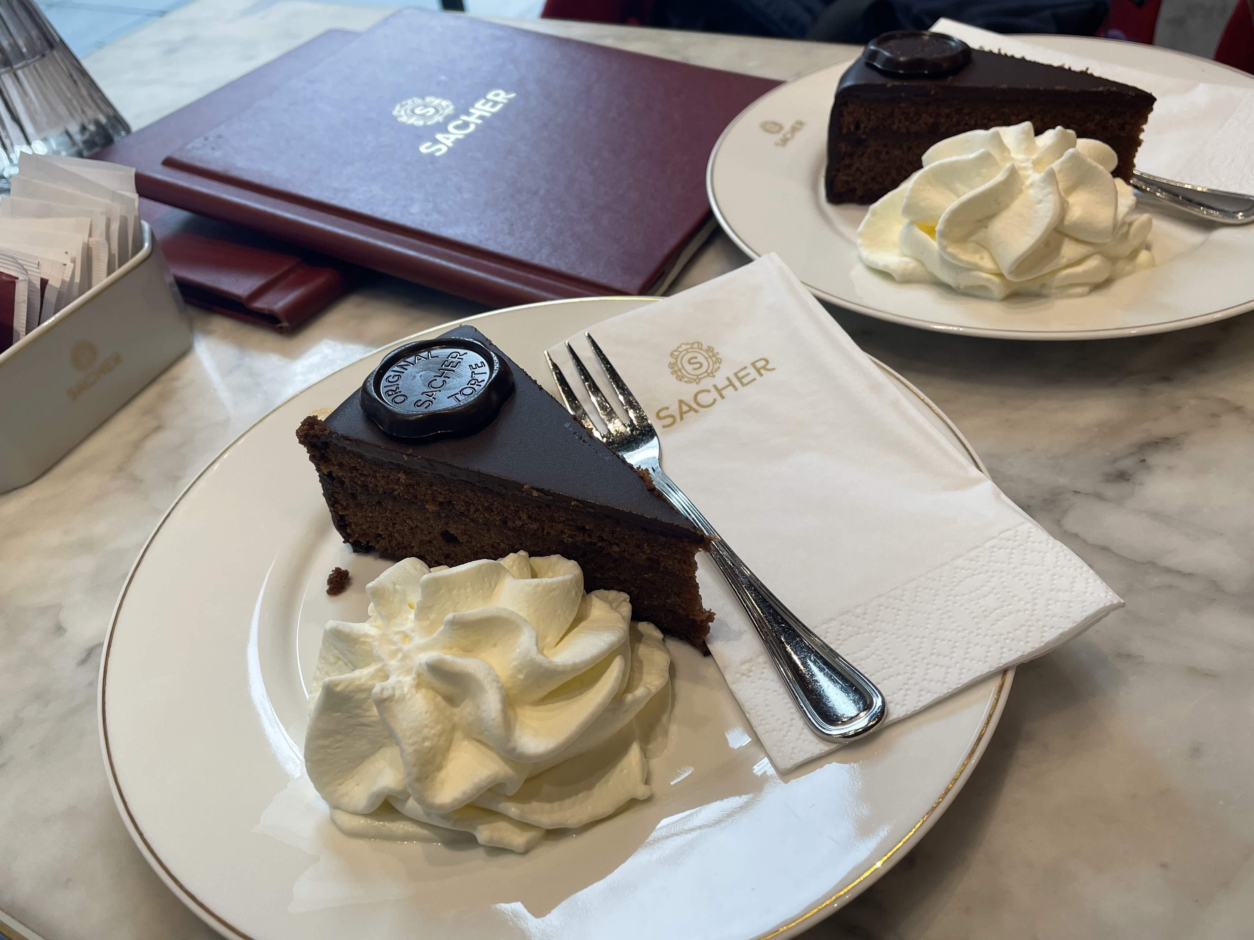 「ザッハー」にてザッハトルテとウィナーコーヒーを♩