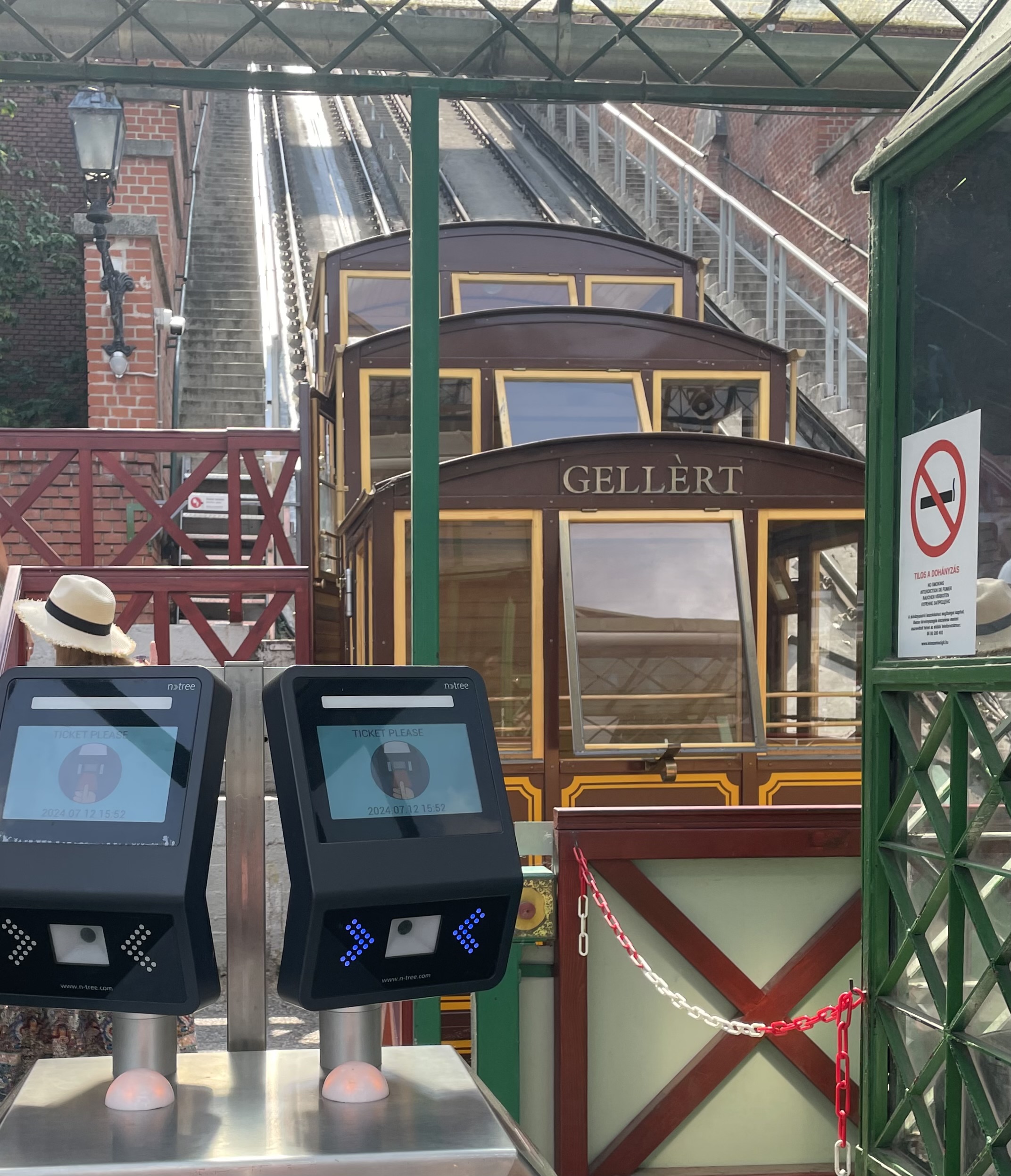 ケーブルカーでブダ城へ