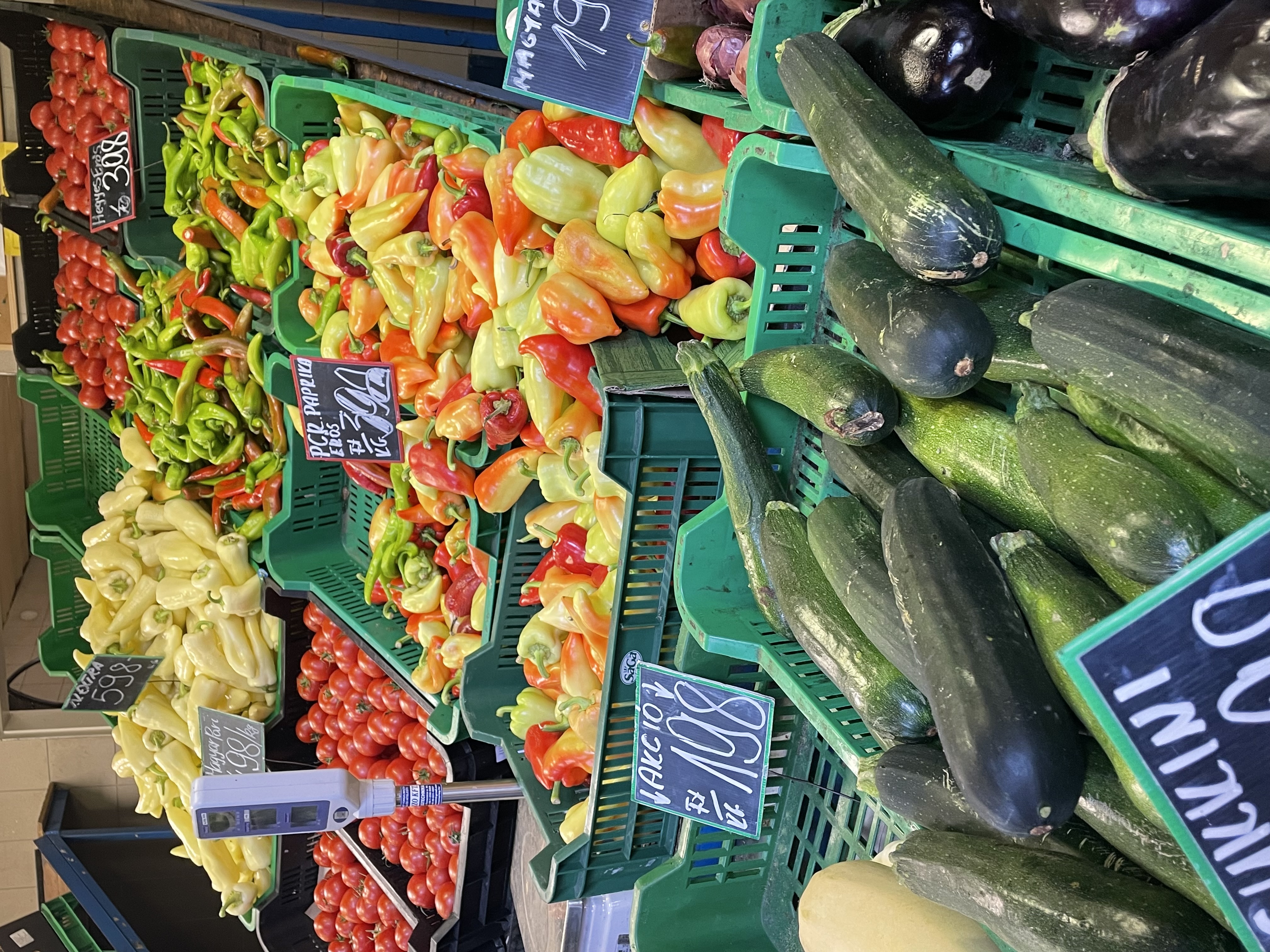 新鮮な食料品からお土産まで何でも揃っています