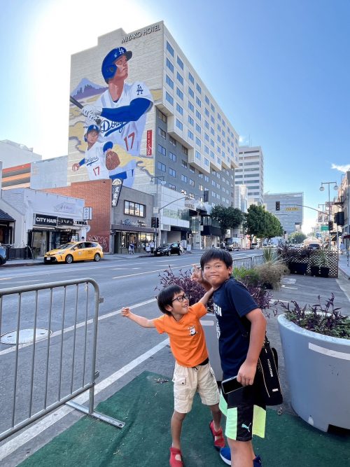 ミヤコホテルの大谷選手の壁画と記念撮影