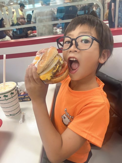 とても大きなハンバーガーですが完食！