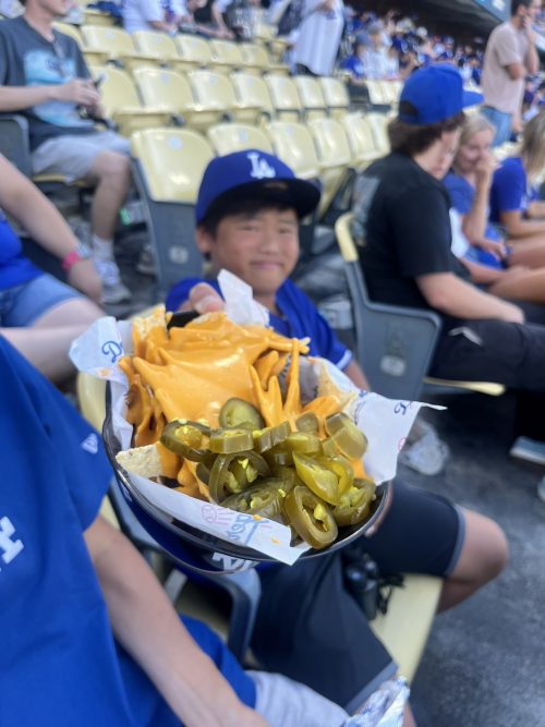 ドジャースのヘルメットの容器に入っているナチョス