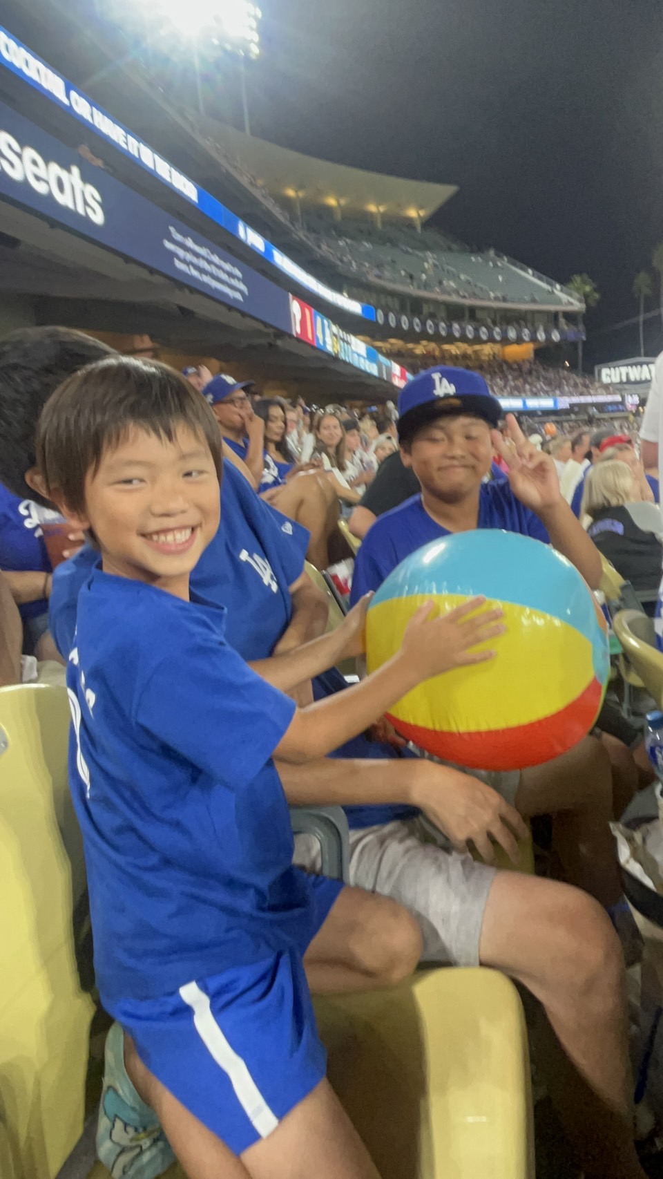 観戦中は何故かビーチボールがあちこちに