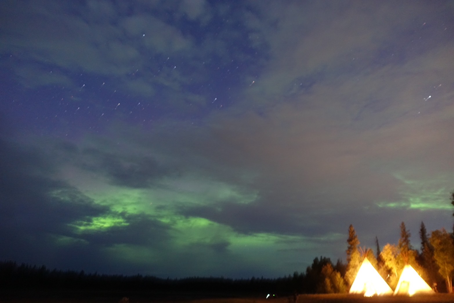 広く広がっていくオーロラ