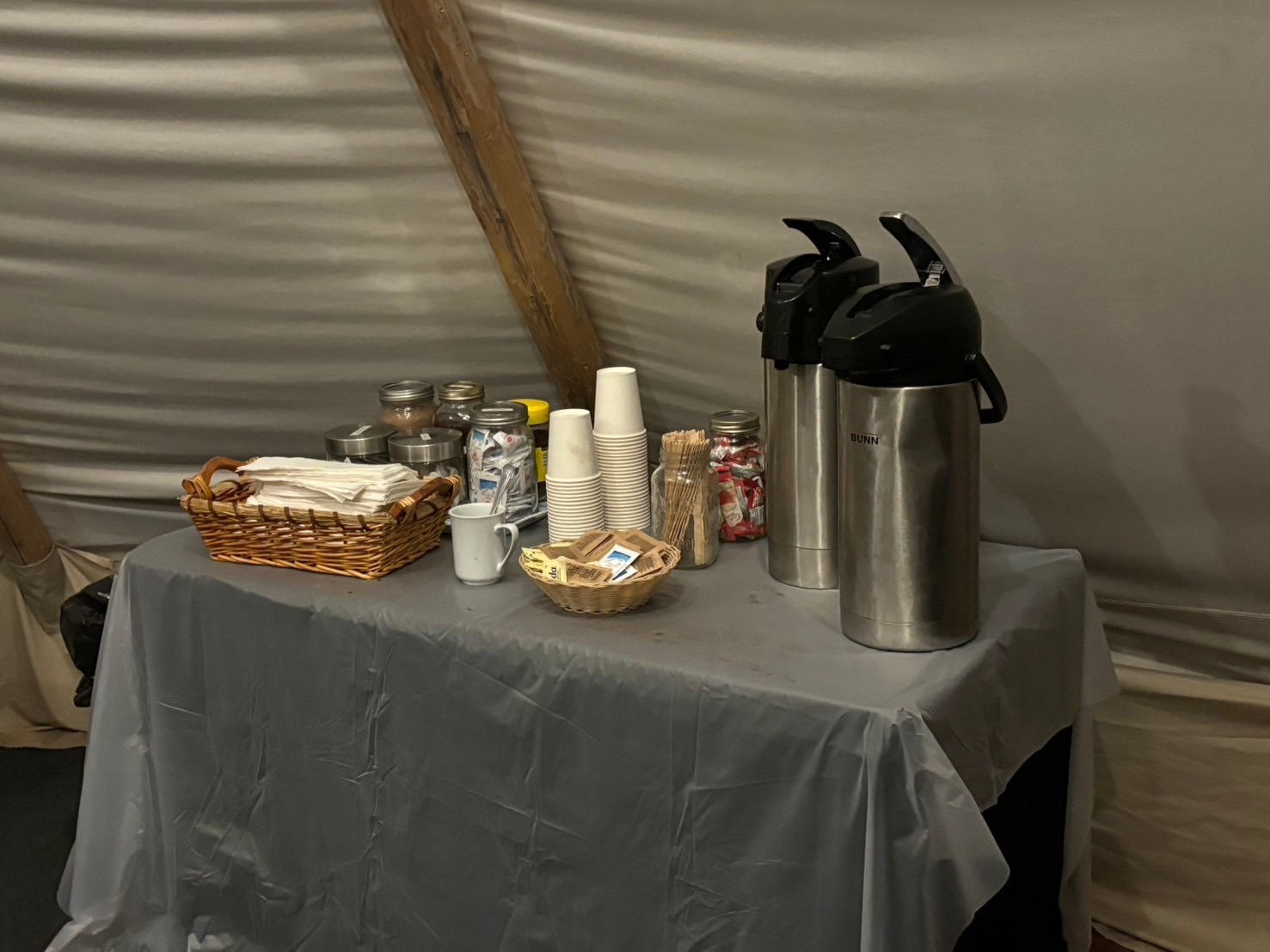 ティピーの中には自由に飲めるお湯などが置いてありました