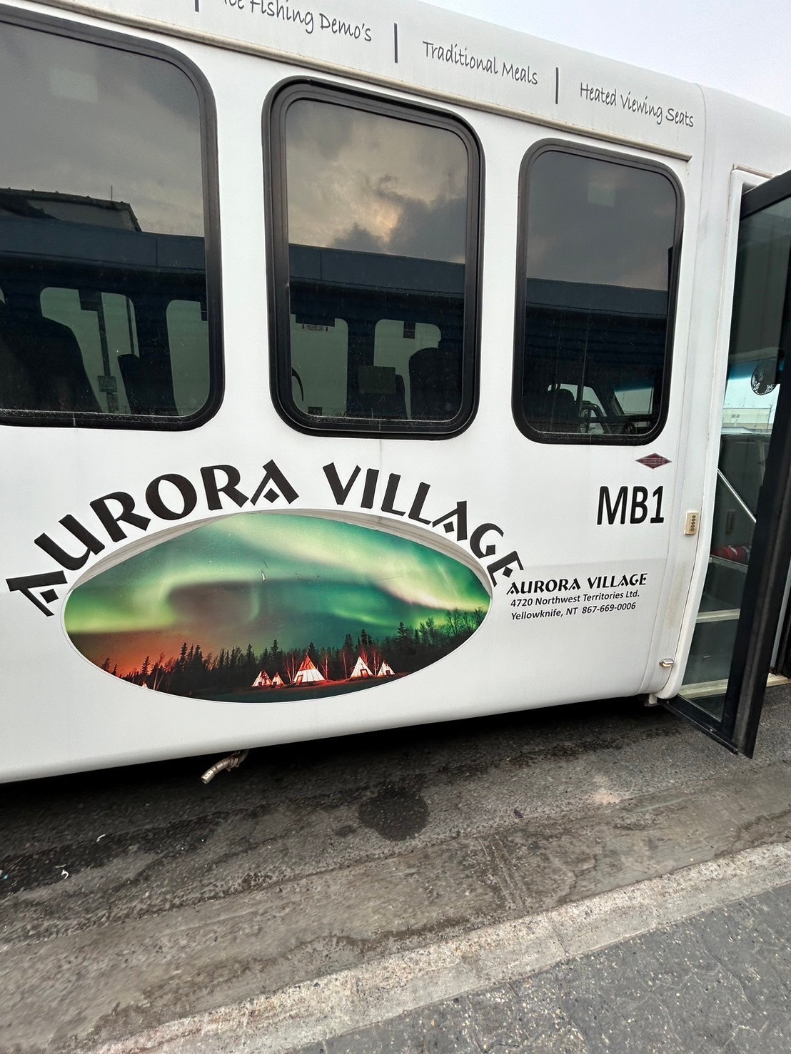 オーロラビレッジへ向かうバス