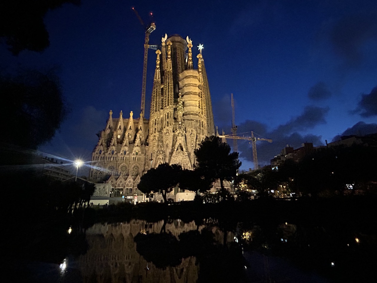 ライトアップされたサグラダ・ファミリア