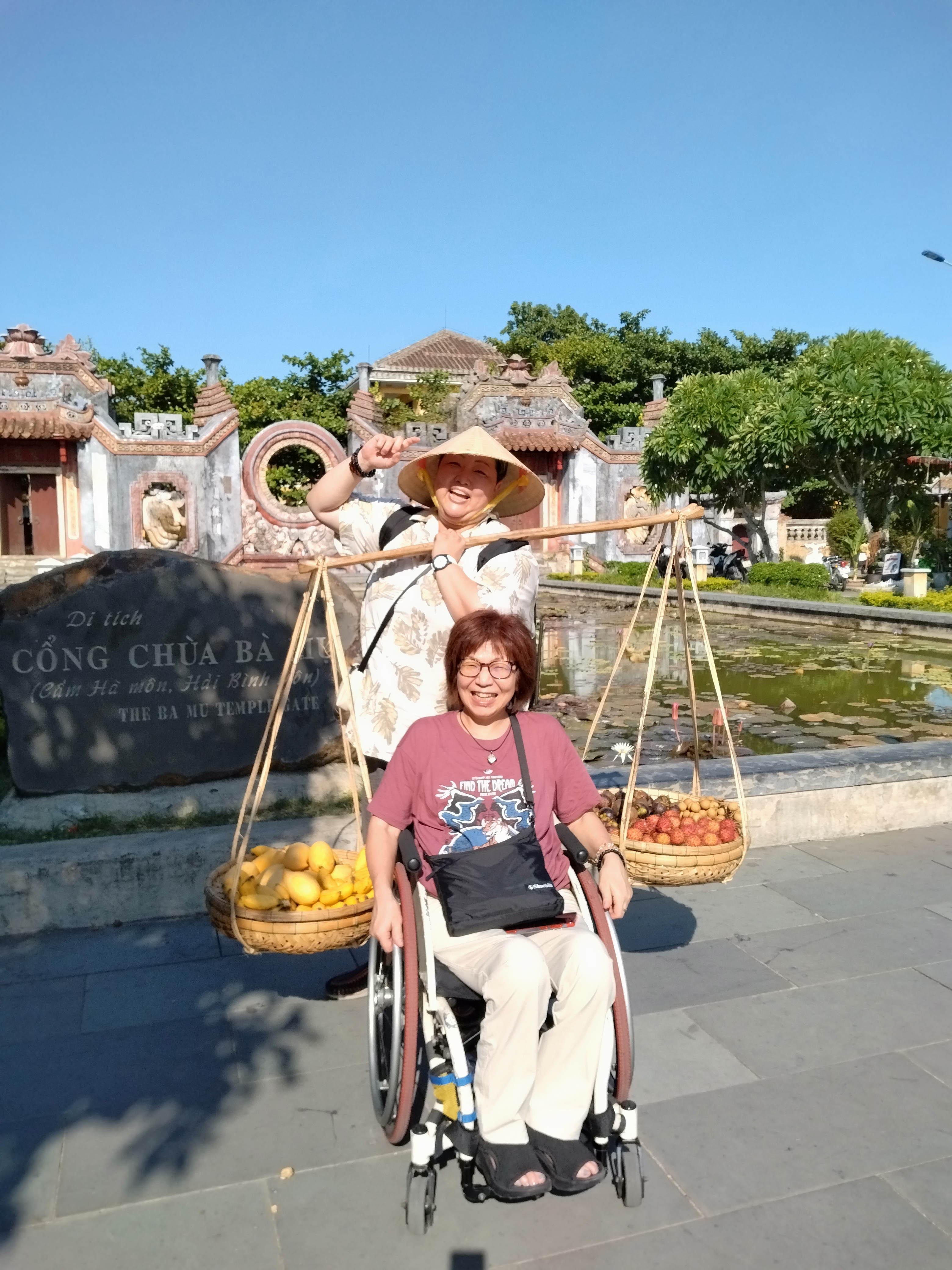 フルーツ売りの天秤棒を担いで