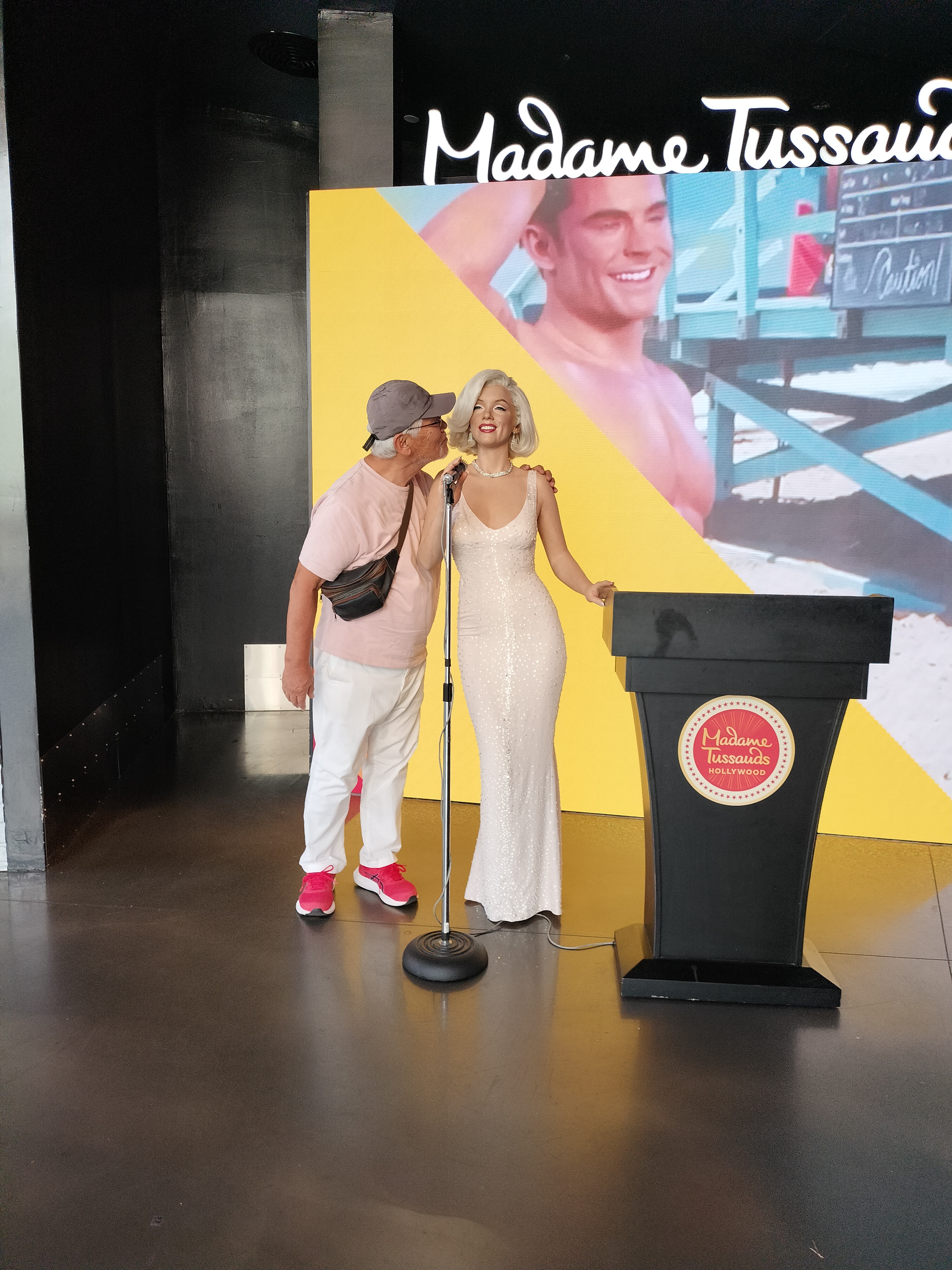 マリリン・モンローのろう人形と