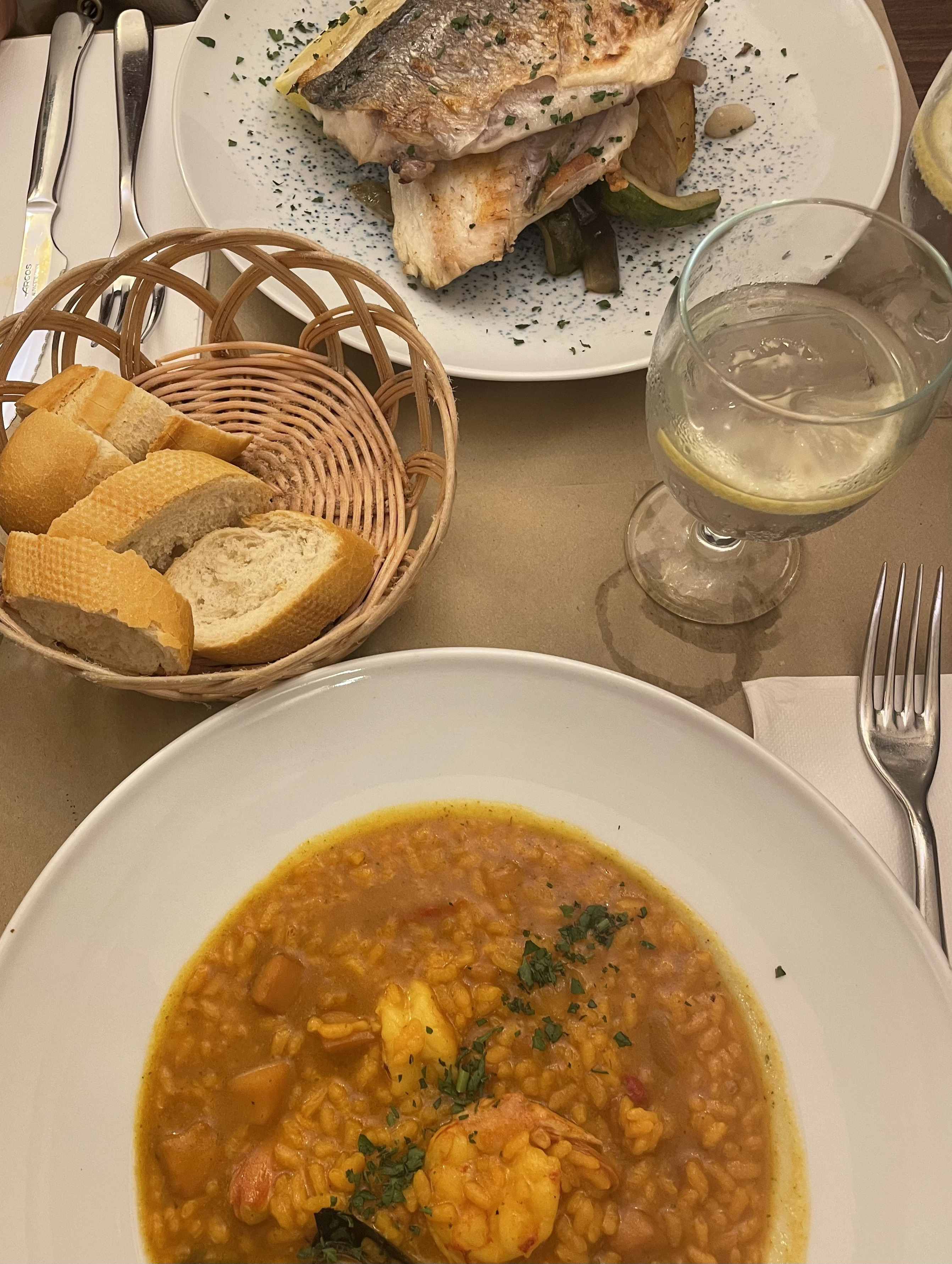 ホテル近くのレストランでいただいたランチコース