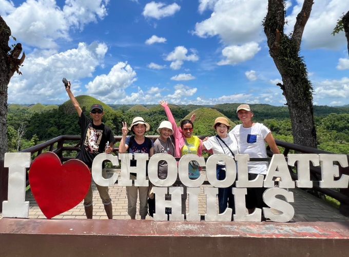 チョコレートヒルズで記念撮影