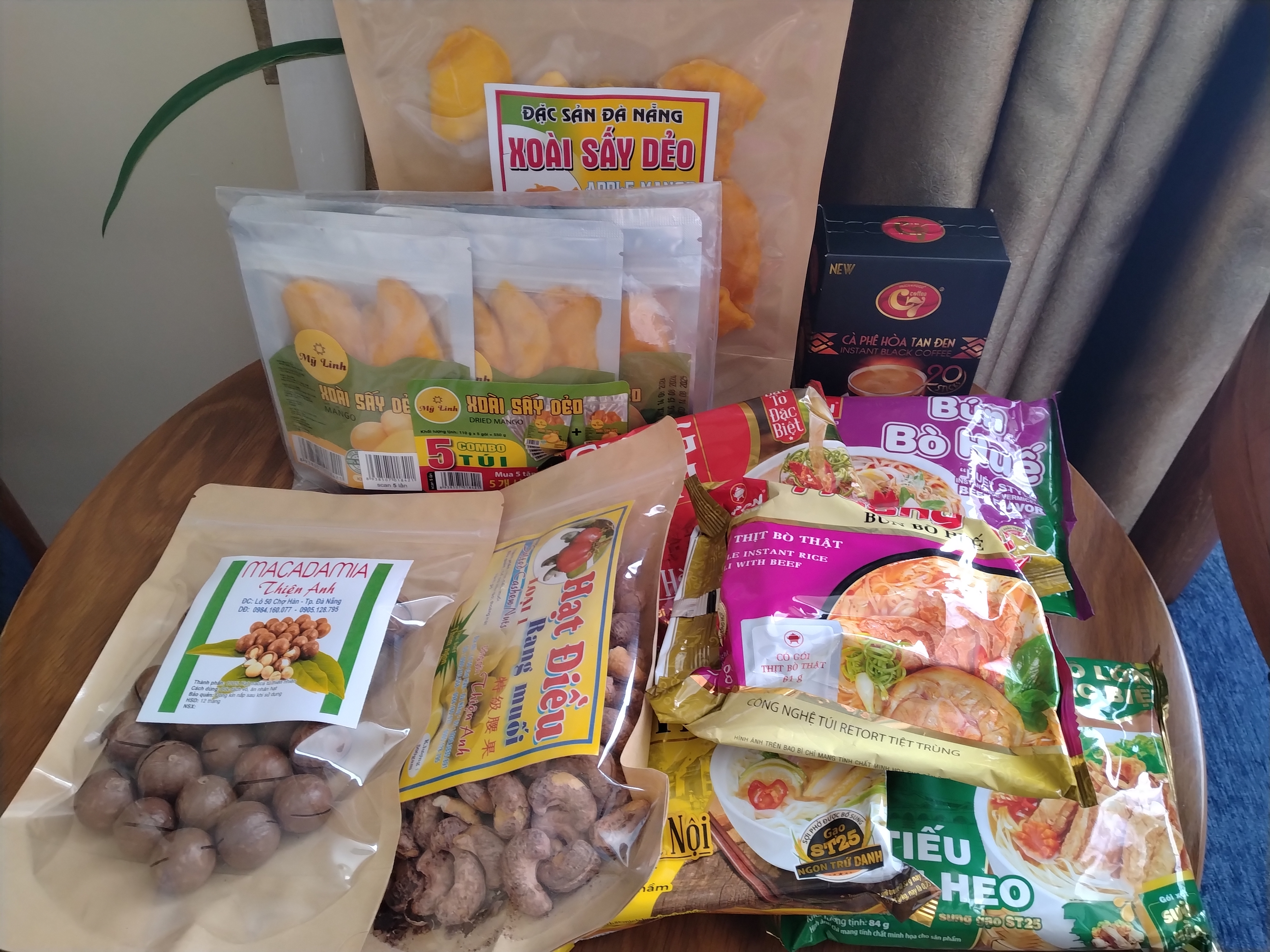 ダナンで購入したフォーやドライマンゴーなど