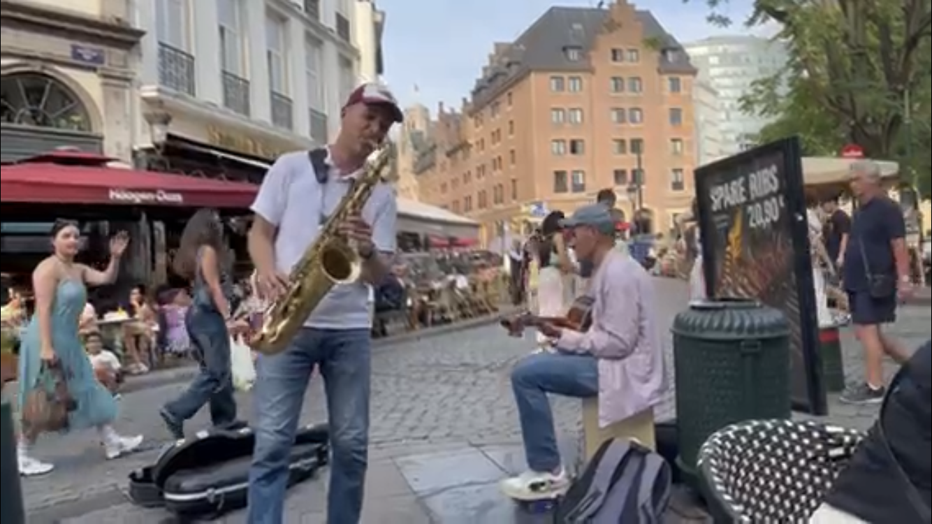 路上のパフォーマーが「Happy Birth Day」を突然 演奏してくれました！