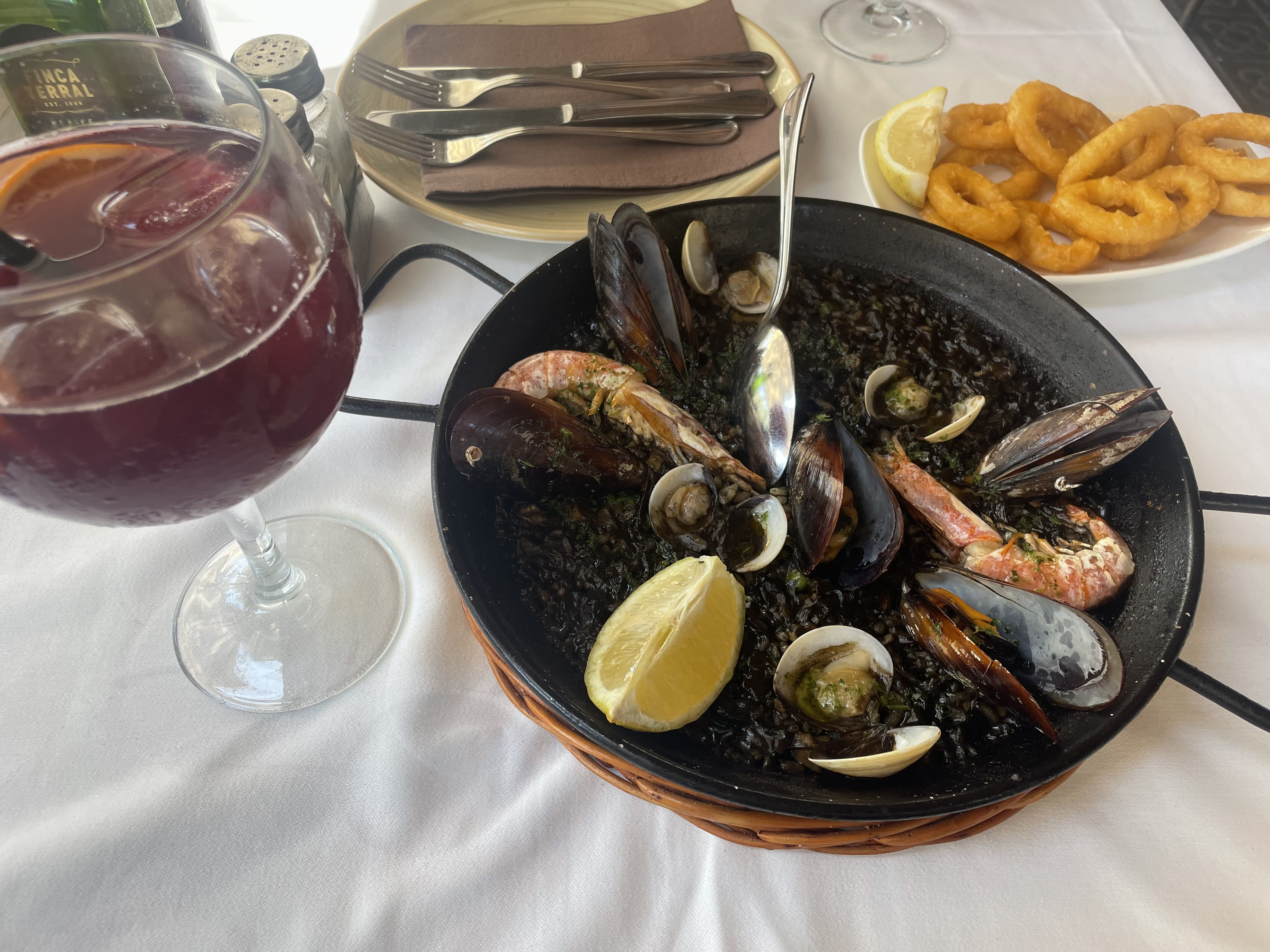 イカ墨パエリアとサングリア