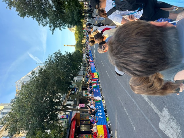 パリ市庁舎近くマラソン沿道1.5k地点で選手を待機